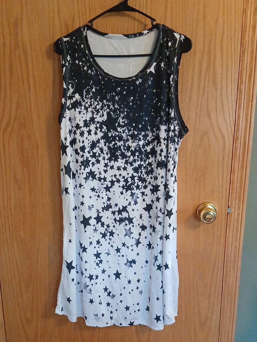 Star Print Sleeveless Tunic Dress in Black and White